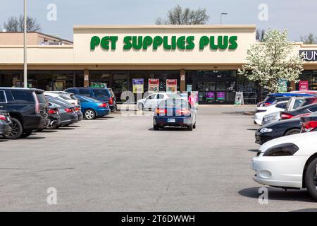 Ein blaues Lincoln MKZ auf dem Parkplatz von PET Supplies Plus im Einkaufszentrum Northwood Plaza in Fort Wayne, Indiana, USA. Stockfoto