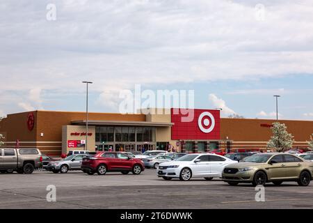 Autos parken auf dem Parkplatz vor dem Super Target Kaufhaus im Northwood Plaza Einkaufszentrum in Fort Wayne, Indiana, USA. Stockfoto