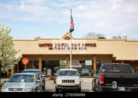 Autos parken auf dem Parkplatz vor dem Postgebäude der Vereinigten Staaten im Einkaufszentrum Northwood Plaza in Fort Wayne, Indiana, USA. Stockfoto