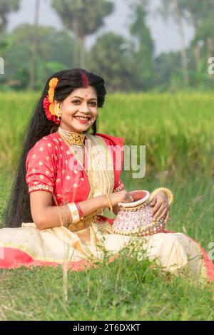 kali Puja Look Fotoshooting basierend auf Festival mit ethnischem Look. Wie Ein Gesicht einer verheirateten Hindu-Frau. Fröhliche Navratri, indische Kultur. Stockfoto