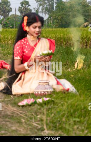 kali Puja Look Fotoshooting basierend auf Festival mit ethnischem Look. Wie Ein Gesicht einer verheirateten Hindu-Frau. Fröhliche Navratri, indische Kultur. Stockfoto