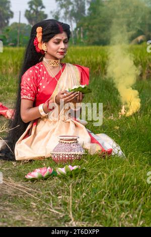 kali Puja Look Fotoshooting basierend auf Festival mit ethnischem Look. Wie Ein Gesicht einer verheirateten Hindu-Frau. Fröhliche Navratri, indische Kultur. Stockfoto