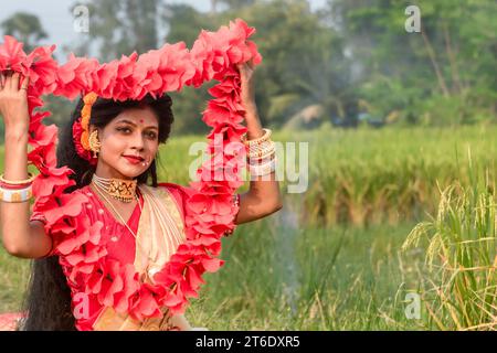 kali Puja Look Fotoshooting basierend auf Festival mit ethnischem Look. Wie Ein Gesicht einer verheirateten Hindu-Frau. Fröhliche Navratri, indische Kultur. Stockfoto