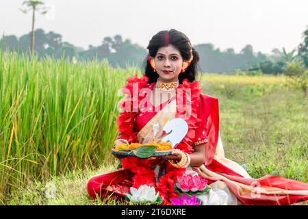 kali Puja Look Fotoshooting basierend auf Festival mit ethnischem Look. Wie Ein Gesicht einer verheirateten Hindu-Frau. Fröhliche Navratri, indische Kultur. Stockfoto