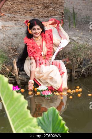 kali Puja Look Fotoshooting basierend auf Festival mit ethnischem Look. Wie Ein Gesicht einer verheirateten Hindu-Frau. Fröhliche Navratri, indische Kultur. Stockfoto