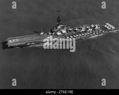 USS Hancock (CVA-19) im Gange aus Alameda 1963 Stockfoto