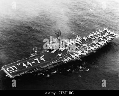 Die USS Hancock (CVA-19) ist am 3. Januar 1974 unterwegs Stockfoto