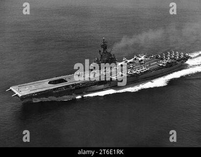 USS Hancock (CVA-19) im Gange Juli 1957 Stockfoto