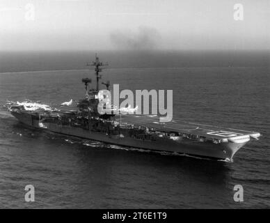 USS Hancock (CVA-19) am 11. Februar 1975 vor San Diego, Kalifornien (USA) (NNAM.1996.488.054.103) Stockfoto