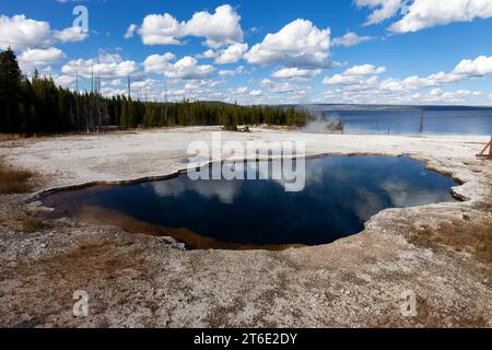 Der Abyss Pool im West Thumb Geyser Basin liegt am Ufer des Yellowstone National Park in Wyoming. Stockfoto