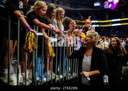 Charlotte, NC, USA. November 2023. Iowa Hawkeyes-Cheftrainer Lisa Bluder feiert mit Fans nach dem Sieg über die Virginia Tech Hokies im Ally Tipoff 2023 Matchup im Spectrum Center in Charlotte, NC. (Scott Kinser/CSM) (Bild: © Scott Kinser/Cal Sport Media). Quelle: csm/Alamy Live News Stockfoto