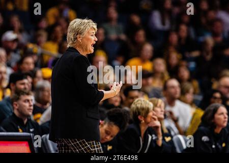 Charlotte, NC, USA. November 2023. Iowa Hawkeyes Cheftrainer Lisa Bluder argumentiert für einen Anruf im ersten Quartal des Ally Tipoff 2023 Matchups gegen die Virginia Tech Hokies im Spectrum Center in Charlotte, NC. (Scott Kinser/CSM). Quelle: csm/Alamy Live News Stockfoto