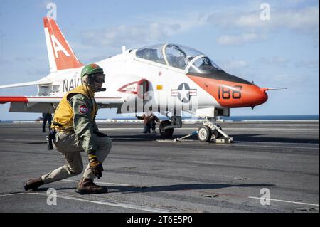 Die USS Harry S. Truman trainiert Piloten. (8552911502) Stockfoto