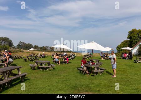 Englischer Pub Biergarten sonniger Tag, Bankes Arms Public House in Studland nahe Old Harry Rocks, Dorset, England, UK, 2023 Stockfoto