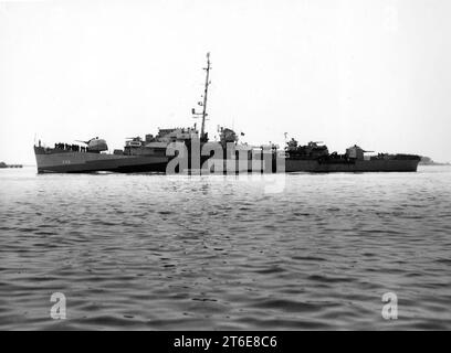 USS Howard F. Clark (DE-533) am 12. Juni 1944 vor Boston, Massachusetts (USA) (L45-128.01.01) Stockfoto