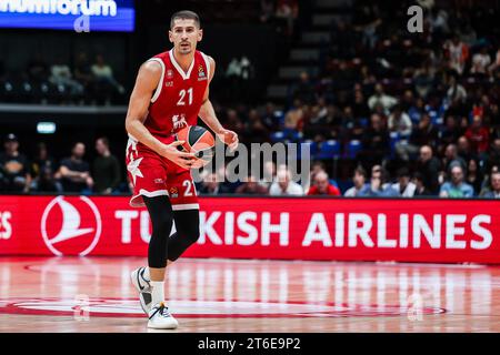 Mailand, Italien. November 2023. Diego Flaccadori #21 der EA7 Emporio Armani Milan wurde während des regulären Saisonspiels der Turkish Airlines EuroLeague zwischen EA7 Emporio Armani Milan und Valencia Basket im Mediolanum Forum in Aktion gesehen. Endergebnis; EA7 Mailand 83:52 Valencia (Foto: Fabrizio Carabelli/SOPA Images/SIPA USA) Credit: SIPA USA/Alamy Live News Stockfoto