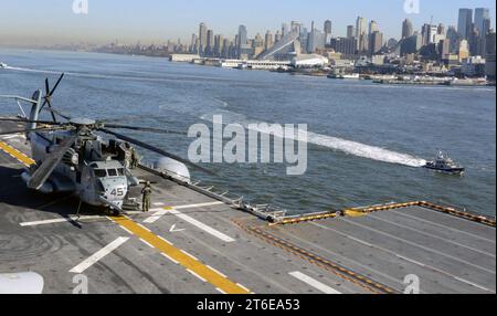 USS Iwo Jima startet N.Y. (30699102950) Stockfoto