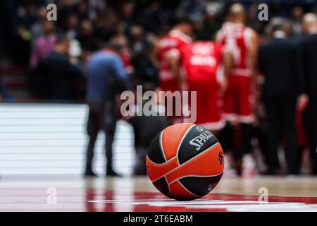 Mailand, Italien. November 2023. Offizieller Spielball Spalding während der regulären Saison der Turkish Airlines EuroLeague Runde 7 zwischen EA7 Emporio Armani Milan und Valencia Basket im Mediolanum Forum. Endergebnis; EA7 Mailand 83:52 Valencia Credit: SOPA Images Limited/Alamy Live News Stockfoto