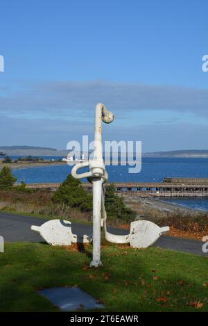 Ankern Sie am Fort Worden State Park mit dem Point Wilson Lighthouse Stockfoto