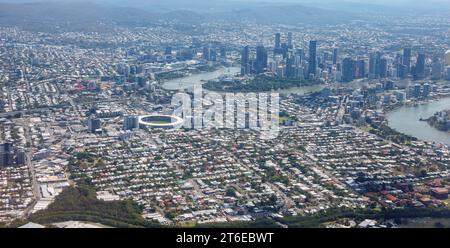 Brisbane Australien - 16. September 2023; Luftaufnahme vom Fiji Airways Flugzeug über Brisbane Stadt Gabba Cricket Ground Landschaft und Fluss. Stockfoto