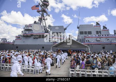 Die USS John Finn (DDG 113) erweckt das Schiff während seiner Inbetriebnahmezeremonie zum Leben. (35984860545) Stockfoto