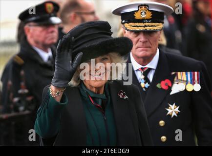 London, Großbritannien. November 2023. Königin Camilla winkt der Menge zu, als sie Westminster Abbey nach dem Gottesdienst verlässt. Es ist das 95. Field of Remembrance in der Westminster Abbey. Das Field of Remembrance wird seit November 1928 auf dem Gelände der Westminster Abbey abgehalten, um an diejenigen zu erinnern, die ihr Leben im Dienst der Streitkräfte verloren haben. (Foto von Martin Pope/SOPA Images/SIPA USA) Credit: SIPA USA/Alamy Live News Stockfoto