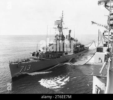USS Kenneth D. Bailey (DDR-713) betankt 1961 von der USS FD Roosevelt (CVA-42) Stockfoto