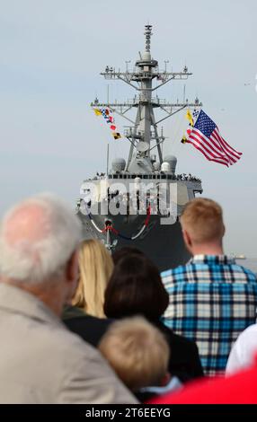 Die USS Laboon kehrt zur Marinestation Norfolk zurück. (8552911820) Stockfoto