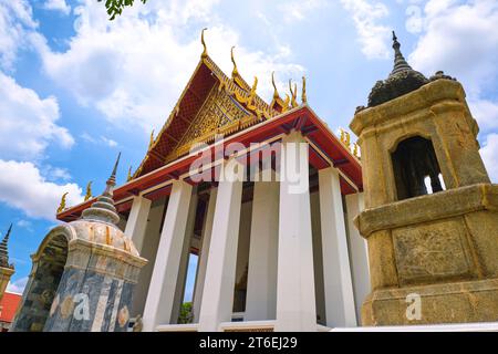 Außenansicht des aufragenden Tempels mit hohen, weißen Säulen. Im Phra Ubosot Wat Suthat in Bangkok, Thailand. Stockfoto