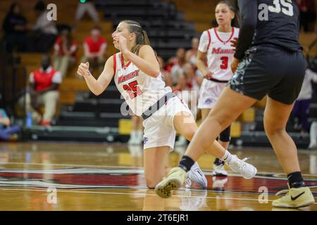 Poughkeepsie, New York, USA. November 2023. Der Marist College Guard CATIE CUNNINGHAM (25) taucht in der zweiten Hälfte des Spiels zwischen den Red Foxes und den Army Black Knights auf dem Campus des Marist College in Poughkeepsie, New York. (Kreditbild: © Scott Rausenberger/ZUMA Press Wire) NUR REDAKTIONELLE VERWENDUNG! Nicht für kommerzielle ZWECKE! Quelle: ZUMA Press, Inc./Alamy Live News Stockfoto