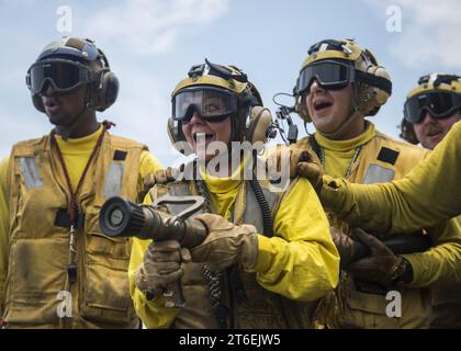 Die USS Makin Island führt eine Feuerübung auf dem Flugdeck durch. (33430388620) Stockfoto