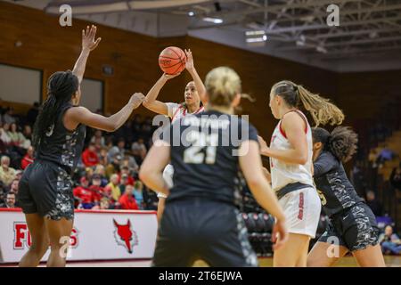 Poughkeepsie, New York, USA. November 2023. ZARIA SHAZER (20) macht einen umstrittenen Sprungschuss während der zweiten Spielhälfte zwischen den Red Foxes des Marist College und den Army Black Knights auf dem Campus des Marist College in Poughkeepsie, NY. (Kreditbild: © Scott Rausenberger/ZUMA Press Wire) NUR REDAKTIONELLE VERWENDUNG! Nicht für kommerzielle ZWECKE! Quelle: ZUMA Press, Inc./Alamy Live News Stockfoto