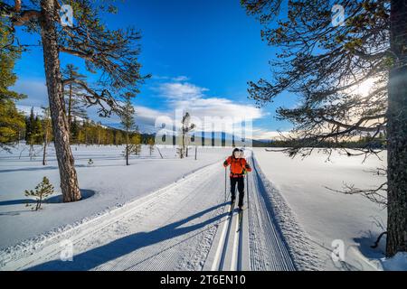 Skitour in der Nähe von Pallastunturi Fell, Muonio, Lappland, Finnland Stockfoto