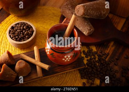 Cafe de Olla, mexikanischer Kaffee mit gerösteten und gemahlenen Kaffeebohnen, Zimt und Piloncillo. Traditionelles Rezept, zubereitet in einem Tontopf A Stockfoto