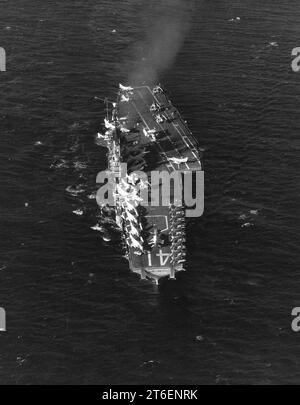 USS Midway (CVA-41) im Gange im Jahr 1963 Stockfoto