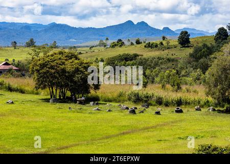 Ebene der Gläser (Gläser Plain), Gruppe 2 von Standort 1, Blick von Gruppe 1 (Hügel), Phonsavan, Provinz Xiangkhouang, Laos, Südostasien, Asien Stockfoto