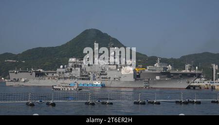 USS Mobile Bay (CG 53) und Japan Maritime Self-Defense Force Helikopter Zerstörer JS Hyuga (DDH 181), die bei Commander, U.S. Fleet Activities Sasebo vor Anker gebracht wurden Stockfoto