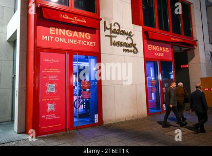 Berlin, Deutschland. November 2023. Außenansicht des Madame Tussauds Berliner Wachsmuseums. Quelle: Jens Kalaene/dpa/Alamy Live News Stockfoto