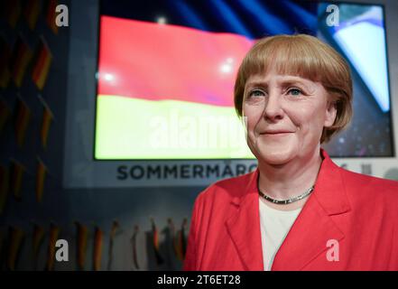 Berlin, Deutschland. November 2023. Die Wachsfigur von Angela Merkel bei Madame Tussauds Berlin. Quelle: Jens Kalaene/dpa/Alamy Live News Stockfoto
