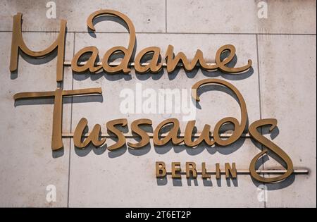 Berlin, Deutschland. November 2023. Die Schrift des Madame Tussauds Berliner Wachsmuseums. Quelle: Jens Kalaene/dpa/Alamy Live News Stockfoto