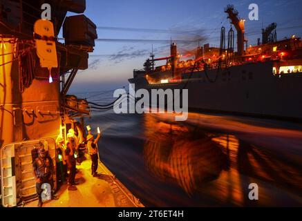 USS Monterey (CG 61) bei Nacht Stockfoto