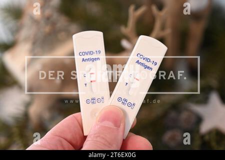 Stock- und Symbolbilder I 10.11.2023 Coronatest, Corona-Test, Corona-Test, Positivtest, zwei Striche, zwei rote Striche, COVID-19-Antigen, Antigentest, Antigen-Test, Testpflicht, Pflicht zum Test, 2G, 2G, 3G, 3G, ein Strich, negativ, negativer Test, negativer und positiver Corona Schnelltest, ein roter Strich. Hamburg Neugraben Hamburg Deutschland *** Stock- und Symbolbilder I 10 11 2023 Corona-Test, Corona-Test, Corona-Test, positiv-Test, positiv-Test, zwei Striche, zwei rote Striche, COVID-19-Antigen, Antigentest, Antigentest, Pflichtprüfung, Pflichtprüfung, 2G, 2G, 3G, 3G, eine da Stockfoto