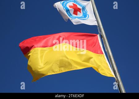 Blick am Mittwoch 06.09.2023 am Strand von Lubmin Landkreis Vorpommern Greifswald auf eine gelb-rote Flagge. Die Fahne signalisiert dem Badegast, dass es sich hier um ein durch Rettungsschwimmer gesichertes Badegebiet handelt. *** Ansicht am Mittwoch 06 09 2023 am Strand von Lubmin Landkreis Vorpommern Greifswald auf einer gelben roten Flagge signalisiert die Flagge dem Schwimmer, dass es sich um einen von Rettungsschwimmern gesicherten Badebereich handelt Credit: Imago/Alamy Live News Stockfoto