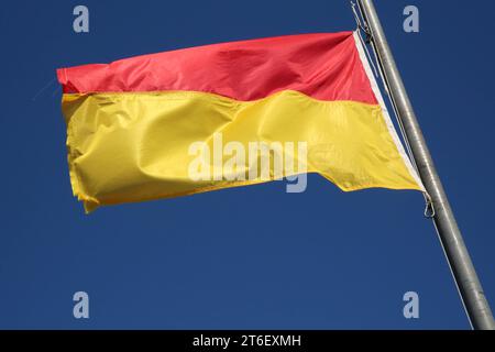 Blick am Mittwoch 06.09.2023 am Strand von Lubmin Landkreis Vorpommern Greifswald auf eine gelb-rote Flagge. Die Fahne signalisiert dem Badegast, dass es sich hier um ein durch Rettungsschwimmer gesichertes Badegebiet handelt. *** Ansicht am Mittwoch 06 09 2023 am Strand von Lubmin Landkreis Vorpommern Greifswald auf einer gelben roten Flagge signalisiert die Flagge dem Schwimmer, dass es sich um einen von Rettungsschwimmern gesicherten Badebereich handelt Credit: Imago/Alamy Live News Stockfoto