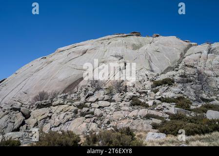 Der Yelmo Peak, eine sehr beliebte helmförmige Felsformation in La Pedriza, Nationalpark Guadarrama, Madrid, Spanien Stockfoto