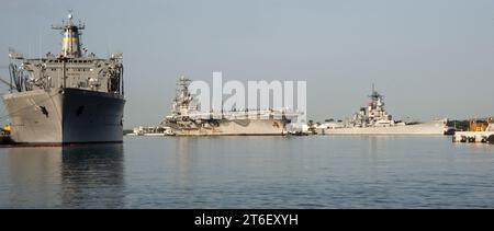 Die USS Nimitz (CVN-68) kommt im Dezember 2013 in Pearl Harbor an Stockfoto