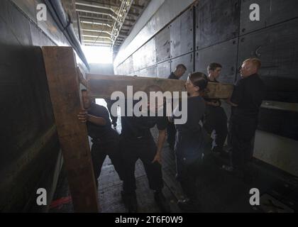 USS Oak Hill (LSD 51) 151009 Stockfoto
