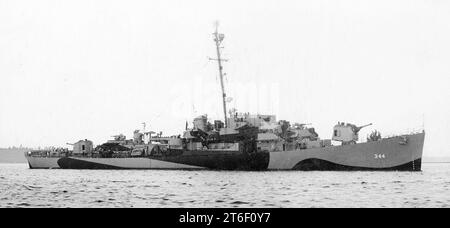 USS Oberrender (DE-344) vor Boston, Massachusetts (USA), am 15. Juli 1944 Stockfoto