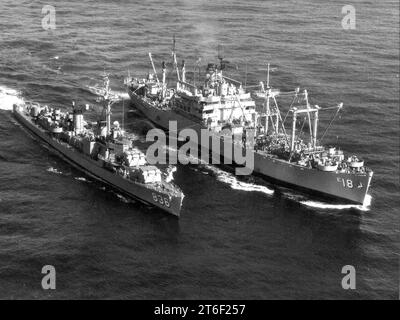 USS Paricutín (AE-18) auffüllen USS George K. MacKenzie (DD-836) in den 1950er Jahren Stockfoto