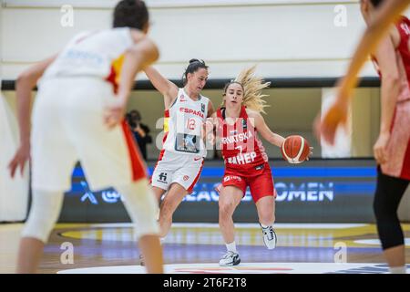 Split, Kroatien. November 2023. Maite Cazorla aus Spanien und Matea Tadic aus Kroatien, die am 9. November 2023 in der Gripe Sporthalle in der ersten Runde der FIBA Women's EuroBasket 2025 Qulifiers Ein Spiel zwischen Kroatien und Spanien ausfindig machten. In Split, Kroatien. Foto: Zvonimir Barisin/PIXSELL Credit: Pixsell/Alamy Live News Stockfoto